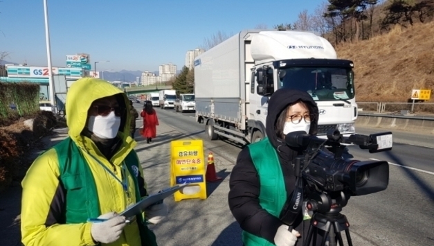 미세먼지 계절관리제 기간 동안 매연 뿜는 자동차 집중단속