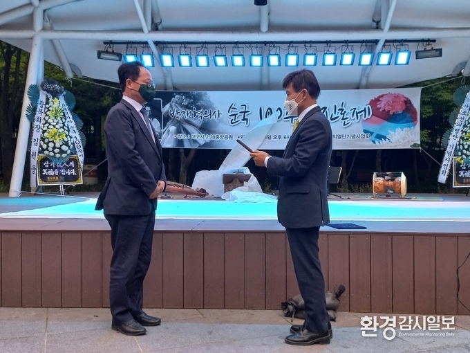 11일 김원웅 광복회장(오른쪽)이 대구를 방문, 대구 2.28중앙공원에서 열린 박재혁 의사 순국 100주기 진혼제 행사 중에 대구광역시 동구 신효철 의원(왼쪽)에게 ‘역사정의실천인 상’ 수여했다.