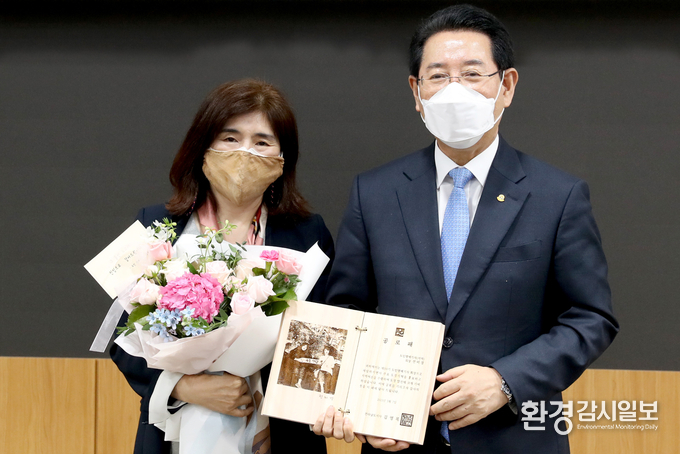 2년 동안 제10기 도민명예기자 회장으로 도정 시책을 홍보해 도정 발전에 힘쓴 전미경 전 회장에게 공로패를 수여했다. (사진왼쪽부터 지역회장 박정숙씨,향우회장 채규진 씨 모습.)
