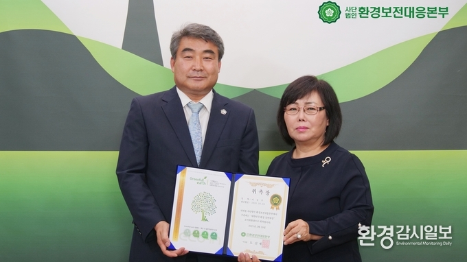 (사)환경보전대응본부(이사장 도선제, 사진 우측)는 20일 환경감시일보 이승주 대표를 '제1회 대한민국 환경 공헌대상' 조직위원장으로 위촉했다. /