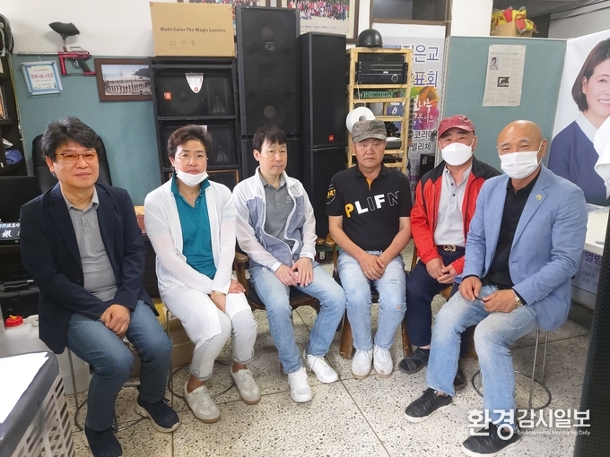 환경감시국민운동본부 문화예술위원회(위원장 최상호)는 지난 5월 18일 충북 영동군 소재 환경감시국민운동본부 사무실에서 가수합창단 창단식을 가졌다. 사진 왼쪽부터 안아성, 김다연, 김동욱, 박진식, 임호춘, 최상호 모습.