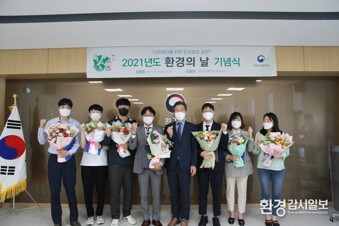 금강유역환경청(청장 정종선, 사진 오른쪽 네번째)은 6월 5일 오전 '환경의 날'을 맞아 환경보전에 공을 세운 유공자들에 대한 표창 수여식을 진행했다. 