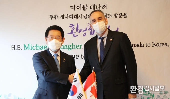 김영록 전라남도지사가 8일 오후 목포 한미르에서 마이클 대나허(Micheal Danagher) 주한 캐나다 대사와 간담회를 갖고 전남도와 캐나다간 협력방안에 대해 논의했다. (사진제공=전남도)