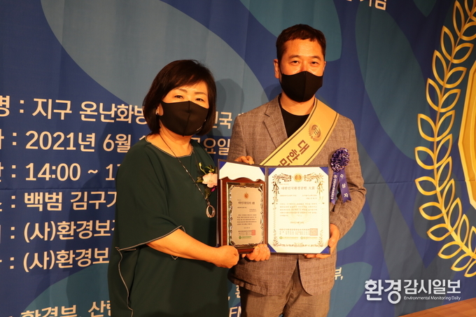 상패수여후 기념촬영(좌측부터 환경보전대응본부 도선제 중앙회장, 오가넬이노베이션 김명국대표) 