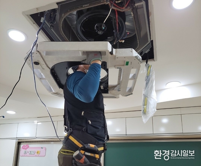 에어콘 청소를 하고 있는 모습, 특정업체와 관계없음