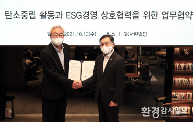 업무협약식 (좌측부터 SK수펙스추구협의회 환경사업위원회 김준위원장, 산림청장 최병암)