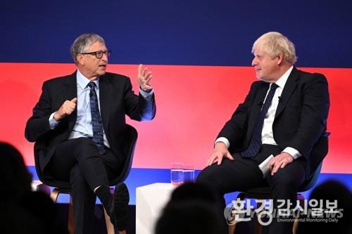 사진(좌측부터 빌게이츠, 보리스 존슨 영국총리)