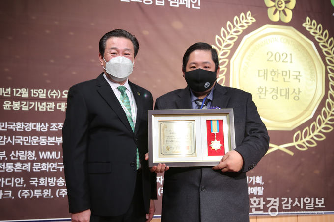 대한민국환경대상을 수상후 기념촬영 (사진 : 좌측부터 환경감시국민운동본부 이상권총재, 에코인세븐 이한결 대표)