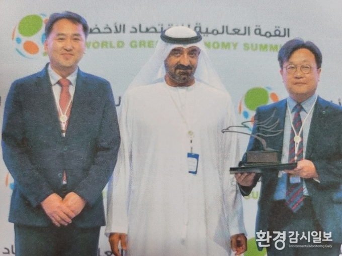 좌측서부터 국제협력부 이승훈부장, 두바이에너지최고위원회Ahmed Buti Muhairbi, 한국환경공단 글로벌협력처 윤현식 처장