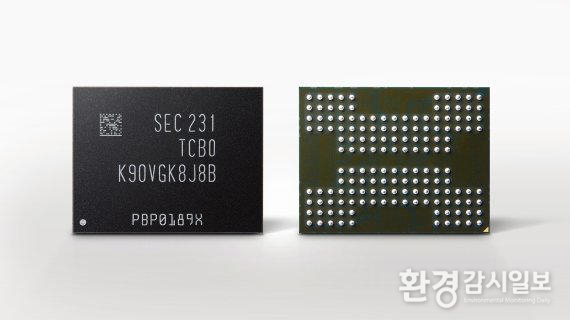 삼성전자가 양산한 세계 최고 용량의 '1Tb(테라비트) 8세대 V낸드 삼성전자 제공© 제공: 파이낸셜뉴스