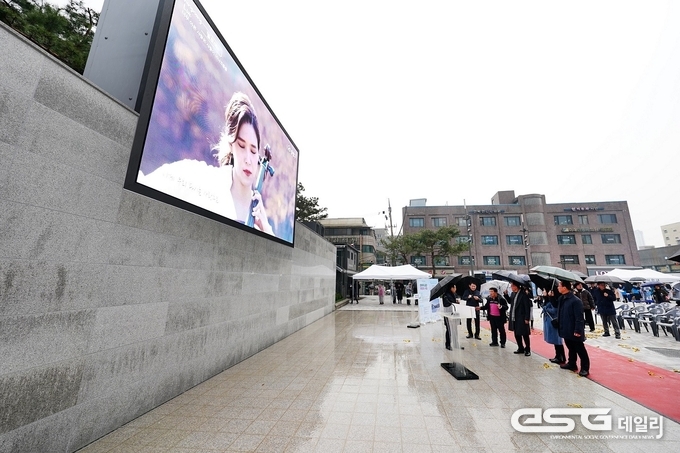 구민들이 다양한 행사에 편히 사용할 수 있도록 광장 내 무대 공간을 확대했다.