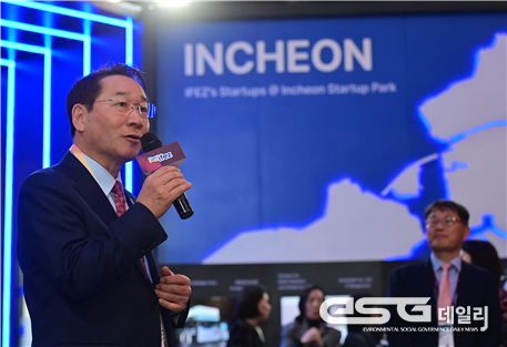 미국 라스베가스 컨벤션센터에서 개최된 ‘CES(Consumer Electronics Show, 국제전자제품박람회) 2024’에 마련된 '인천·인천경제자유구역(IFEZ) 홍보관’에서 개막식에서 인사말을 하고 있다.
