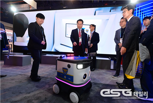 미국 라스베가스 컨벤션센터에서 개최된 ‘CES(Consumer Electronics Show, 국제전자제품박람회) 2024’에 마련된 '인천·인천경제자유구역(IFEZ) 홍보관’에서 자율주행 AI 순찰로봇에 대한 설명을 듣고 있다.
