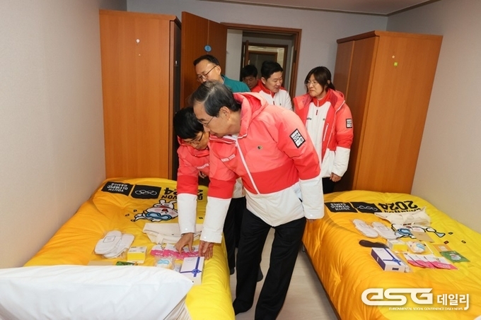 한덕수 국무총리와 장미란 문화체육관광부 2차관이 지난 4일 2024 강원 동계 청소년 올림픽 선수촌이 마련될 강릉원주대 기숙사를 방문해 준비 상황을 점검하고 있는 모습