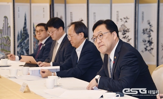 김병환 기획재정부 차관이 12일 오전 서울 종로구 정부서울청사에서 열린 ‘제8차 물가관계차관회의’를 주재, 모두발언을 하고 있다.