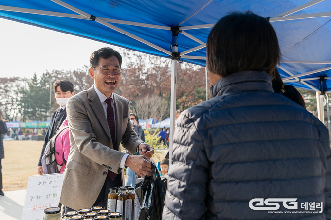 직거래 장터를 찾아 지역 특산품을 둘러보는 이기재 양천구청장