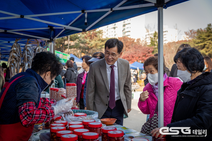 직거래 장터를 찾아 지역 특산품을 둘러보는 이기재 양천구청장