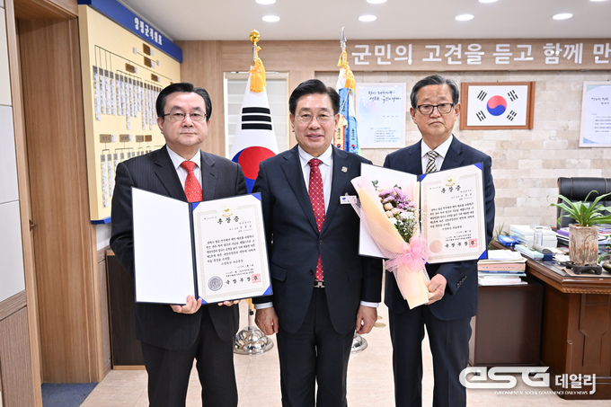 전진선 군수, 6·25 참전용사 유족에 화랑무공훈장 전수