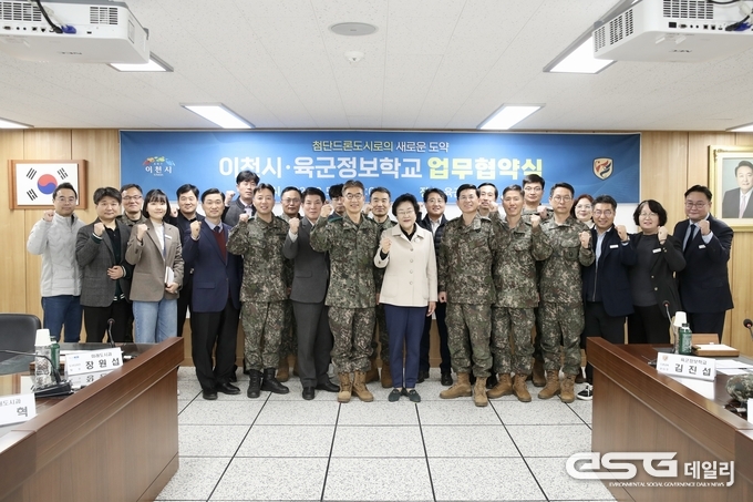육군ㅁ정보학교장 지원정준장과 이천시 김경희시장의 업무협약식
