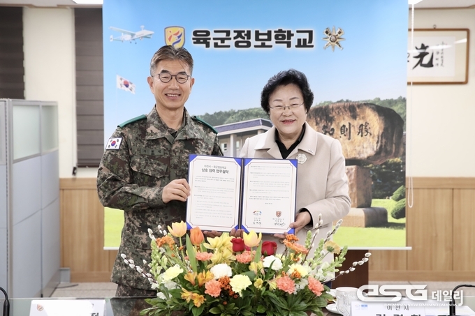 육군ㅁ정보학교장 지원정준장과 이천시 김경희시장의 업무협약식