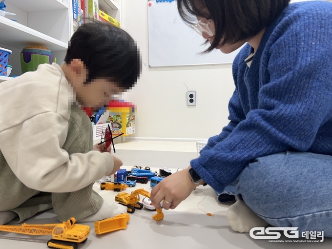 저소득 느린학습 아동대상으로 사회성 프로그램을 진행 모습