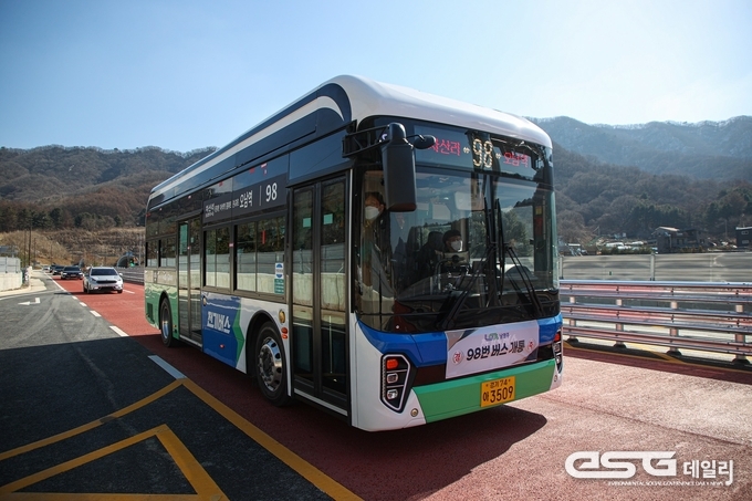 첯운행하는 98번 버스