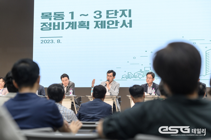 지난해 8월 주민설명회에서 질의 응답 후 주민에게 관련 내용을 설명중인 이기재 양천구청장