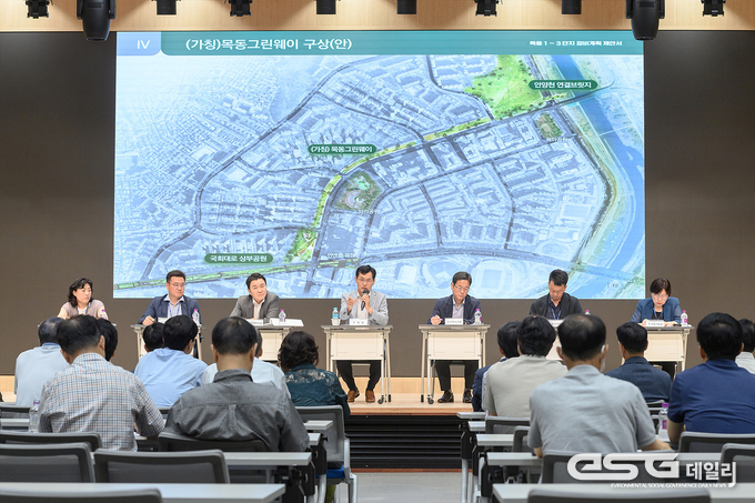 지난해 8월 주민설명회에서 질의 응답 후 주민에게 관련 내용을 설명중인 이기재 양천구청장