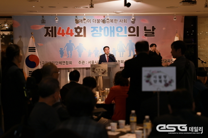 장애인의 날 축사를 하는 구청장