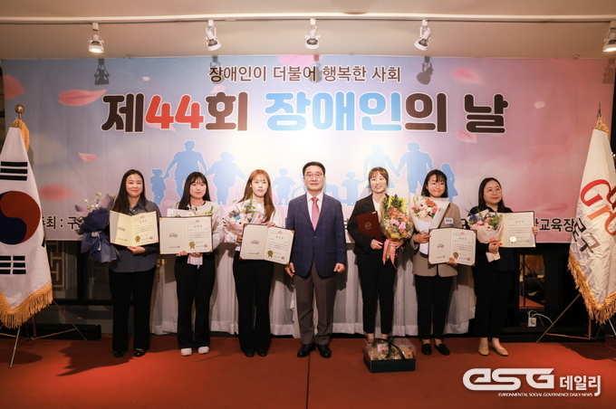 표창장 수여자들과 기념촬영