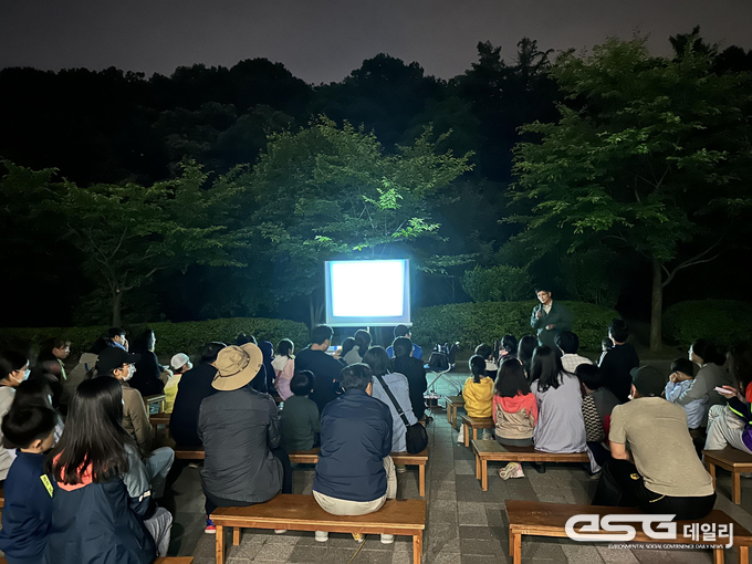 지난해 6월 성남시 분당구 야탑동 반딧불이 활동