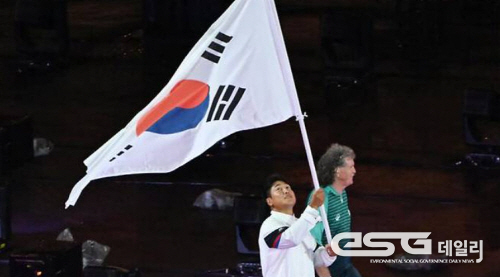 한국 선수단 기수인 최용범이 9일(한국시간) 프랑스 파리 인근 생드니의 스타드 드 프랑스에서 열린 2024 파리 패럴림픽 폐회식에서 태극기를 들고 입장하고 있다.