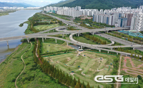 부산시가 2026년까지 파크골프장 306홀, 테니스장 112면, 지역 거점형 종합 체육시설을 신설하는 등 생활체육 기반을 확충하기로 25일 밝혔다. 이날 부산 북구 화명생태공원에서 시민들이 파크골프를 즐기고 있다