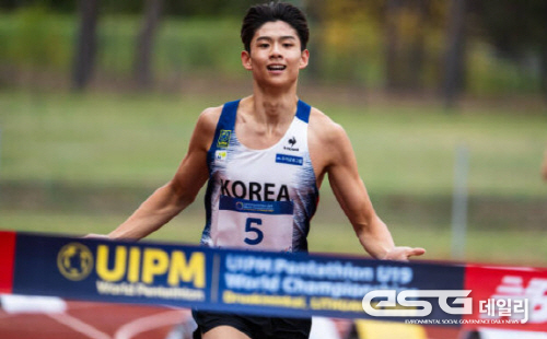  국제근대5종연맹 U-19 세계선수권대회 남자 개인전 결승서 임태경이 레이저런 경기를 마치면서 가장 먼저 결승선을 통과하고 있다