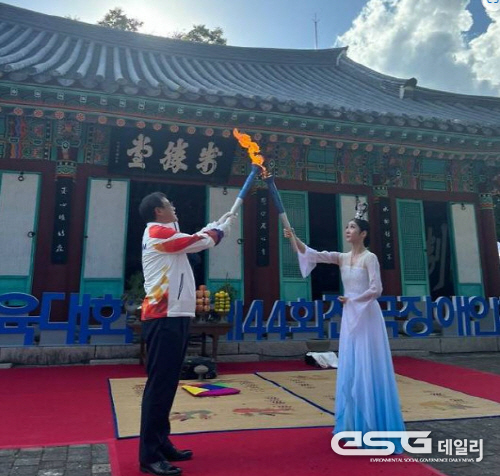 경남 통영시 한산도 제승당에서 호국의 불이 특별채화되고 있다.