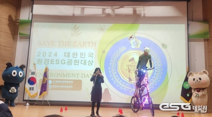 오카리나 유정미원장 공연과 세계기네스북 기록 보유자 어전귀 단장 고공자전거 공연