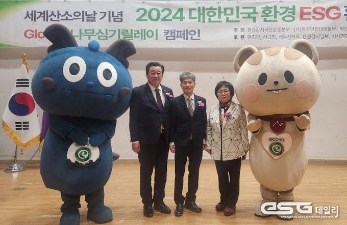  공헌대상 기념촬영(좌측부터 이상권 총재, 김기천 대회장, 도선제 중앙회장)