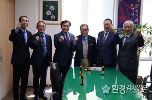 광복회이종찬회장(중앙)이 스마트국방위원회·천군만마위원회·국방안보특보단 임원들이 화이팅을 하고있다