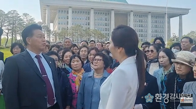 경제 전문가 송진호후보가 후보등록을 마치고 국회에서 지지자들과 함께 인터뷰를 하고있다