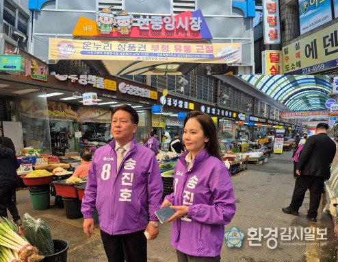 무소속8번 송진호후보가 전주시장을 방문해 시민들을 직접 만나 소통하며 민생 행보에 나섰다.