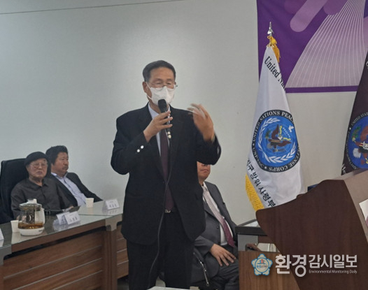 전국 대학 총장 정창덕 총장이 현지에 참석하여 캄보디아 건설 계약에 대하여 설명하고 있다