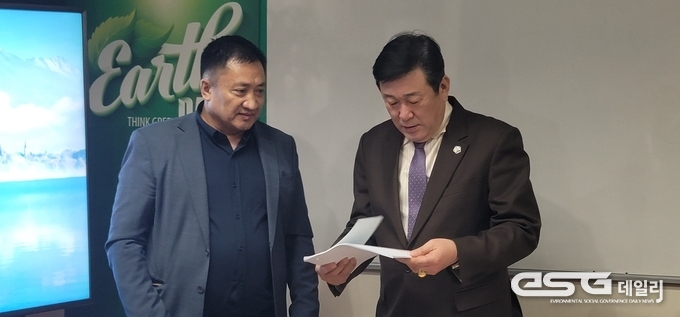 왼쪽부터 부칸트 난닌(Bugant Nandin)(조경전문회사)대표(Sodnomdarjaa Batsukh)와 환경감수국민운동본부 총재 이상권이 몽골정부로 부터&nbsp;<br> 삼백만(3,000,000)주 나무 인수증을 보고 있다.